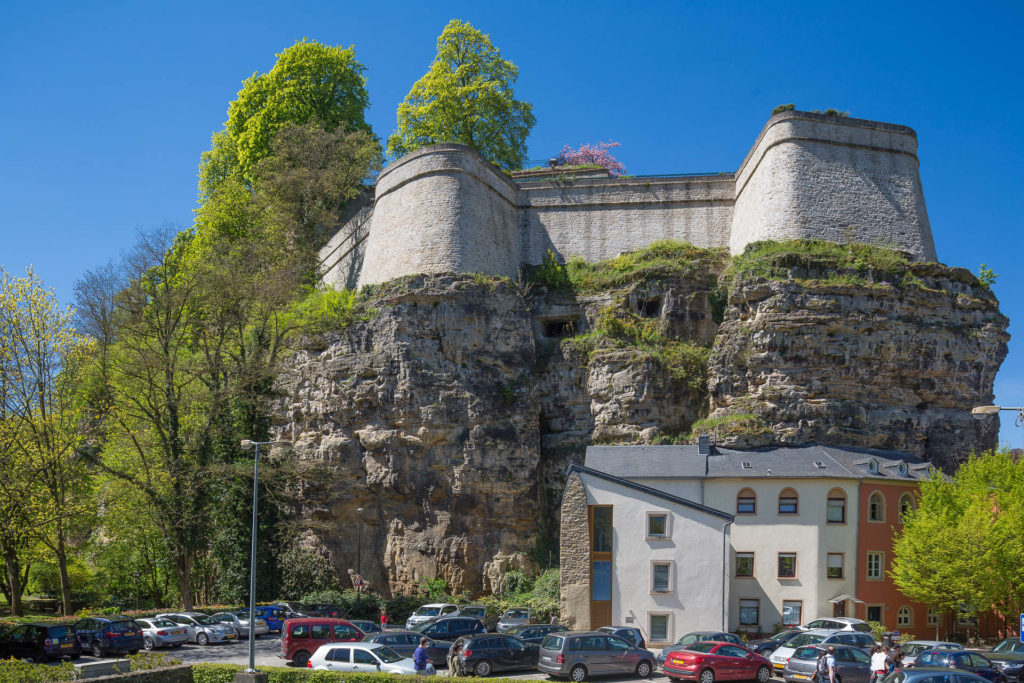 Am Fuße des Justizkomplexes (oben auf dem Berg) ins Fels gesetzte Häuserzeile